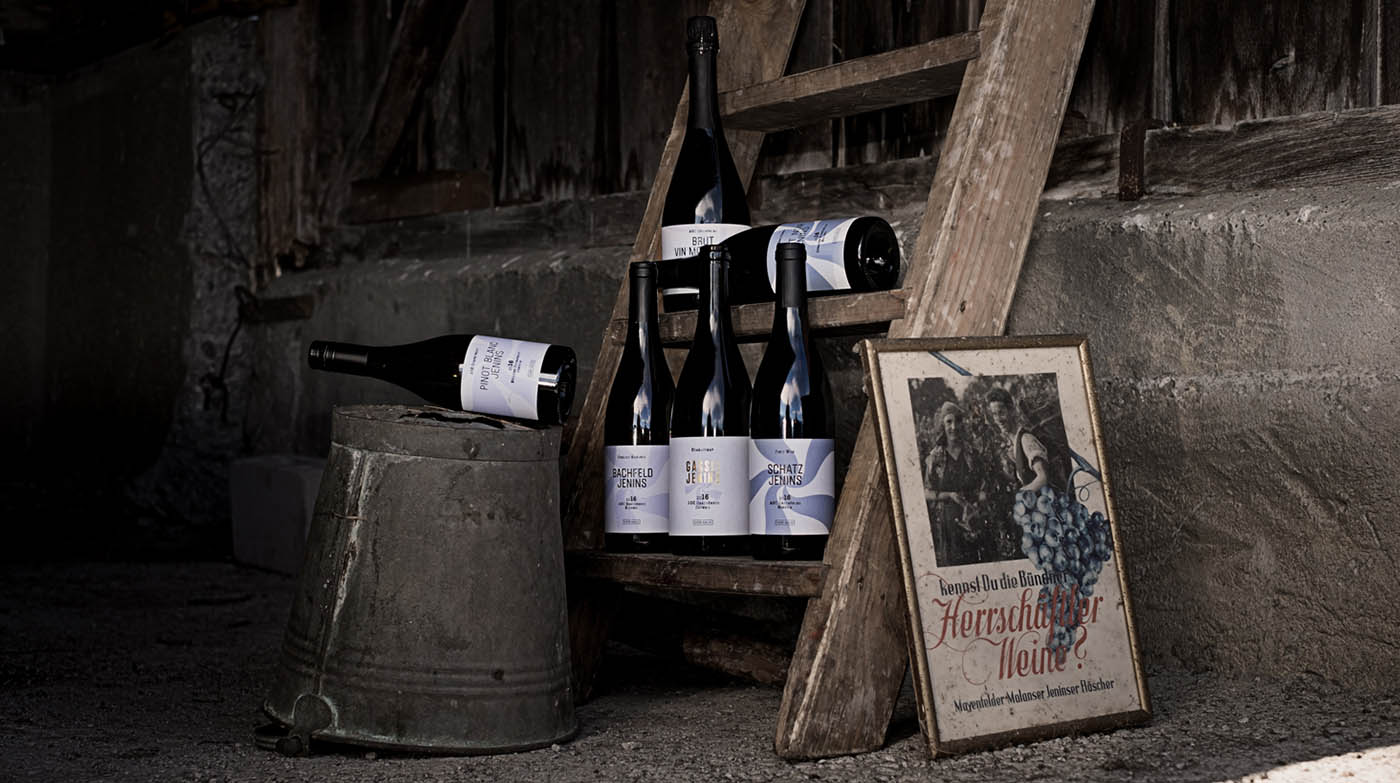 von Salis - Weinflaschen auf Leiter